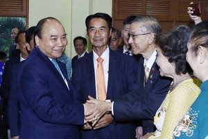 阮春福總理看望越南駐泰國大使館幹部。（圖源：越通社）