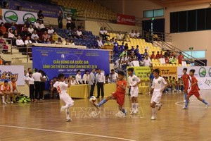 圖為胡志明市隊與安江隊比賽一瞥。（圖源：越通社）