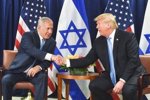 圖為 2018年9月26日，在美國紐約，美國總統特朗普（右）與以色列總理內塔尼亞胡握手。（圖源：AFP）