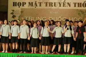 中華學學生表演歌唱節目。