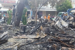 火警導致12個售貨亭付諸一炬。（圖源：互聯網）