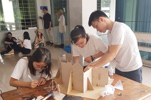 建築系大學生製作模型參加課程。