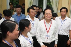 馮春迓部長視察高考的籌備工作。（圖源：越通社）