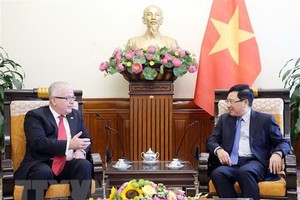 政府副總理、外交部長范平明（右）接見工作任期屆滿前來辭行拜會的澳大利亞大使克雷格‧奇蒂克。（圖源：越通社）