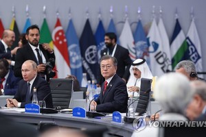 去年，在阿根廷布宜諾斯艾利斯，韓國總統文在寅（左二）出席G20峰會。（圖源：韓聯社）