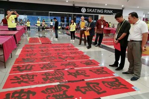 林漢城(右一)與各評委正給決賽作品打分。