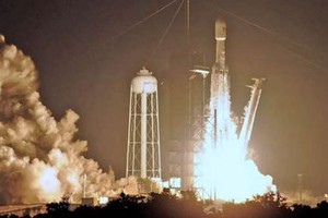 當地時間25日，美國卡納維拉爾角，“獵鷹”重型火箭搭載24顆衛星在肯尼迪航天中心發射升空。（圖源：互聯網）