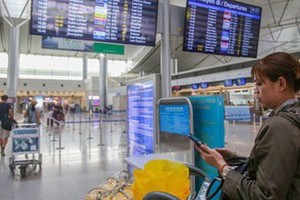 乘客透過電子屏幕跟進航班狀態。