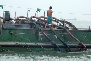 圖為在芹耶縣馬嶼海域非法採沙駁船。（圖源：公元）