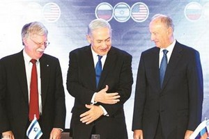 6月25日，（從左至右）美國總統國家安全事務助理約翰·博爾頓、以色列總理內塔尼亞胡和俄羅斯聯邦安全會議秘書帕特魯舍夫在耶路撒冷出席會晤。（圖源：新華社）