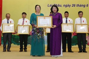 國家副主席鄧氏玉盛（前右）向競賽運動得獎者頒發獎狀。（圖源：越通社）