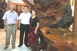 東莞市副市長張冠梓(中)參觀藝昌公司。