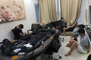 富潤郡公安日前突擊檢查該郡第十二坊阮文追街的Prince Residence高級公寓某住房單位，人贓並獲18人正以打撲克形式聚賭。（圖源：吳平）