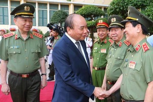 阮春福總理親切問候公安幹部。（圖源：越通社）