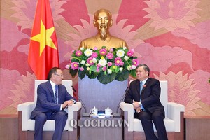 國會對外委員會主任阮文饒（右）接見哈薩克斯坦共和國駐越南大使埃蘭‧拜扎諾夫閣下。（圖源：Quochoi.vn）