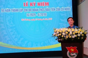 共青團海防市市委書記陶富垂陽在紀念會上發言。（圖源：海防報）