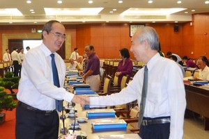 市委書記阮善仁與代表交談。（圖源：MT）