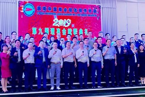 吳駿總領事與新屆理事上台敬酒。