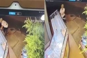 劫匪被監控錄像拍下作案全過程。（圖源：視頻截圖）