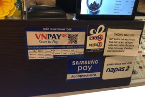 銀台前貼上所接受的電子支付方式任由顧客選擇。