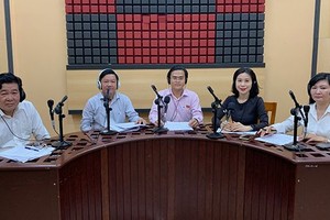 嘉賓參加主題為“新農村與必須關注問題”的與市政府直接對話節目。（圖源：VOH）