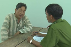 調查員向被扣留的黎廷漢錄取供詞。（圖源：阮正）