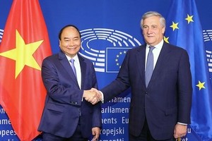 阮春福總理（左）去年10月訪歐盟時會見歐洲議會會長安東尼奧‧塔亞尼。（圖源：VGP）