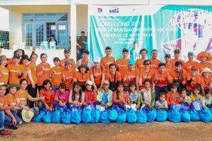 慈善團與當地貧困同胞合照。