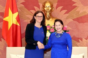 國會主席阮氏金銀(右)接見歐盟貿易事務執委塞西莉亞‧馬爾姆斯特倫。（圖源：越通社）