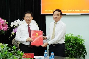 新任市委內政處副主任楊玉海（左）從市委常務副書記陳留光手中接過人事委任《決定》。（圖源：秋紅）