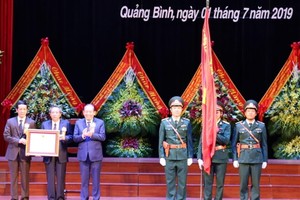 政府常務副總理張和平（左三）代表黨和國家領導向廣平省黨部、政府及人民授予一等獨立勳章。（圖源：越通社）