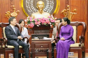 市委副書記武氏蓉（前右）會見中國浙江省省委常務委員、杭州市市委書記周江勇。（圖源：越通社）