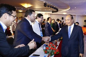 政府總理阮春福與代表交談。（圖源：越通社）