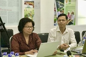 優質國貨企業協會主席武金幸（左）同該協會代表阮進才律師回答 VTV 電視台記者提問。（圖源：茹黃）