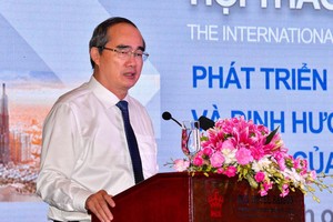 市委書記阮善仁在研討會上發言。（圖源：自忠）