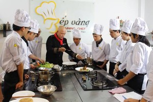 烹飪講師給學員做烹調操作示範。（圖源：互聯網）