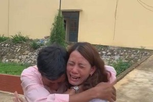 阿寒（右）與親人重逢的感人時刻。（圖源：吳清水）