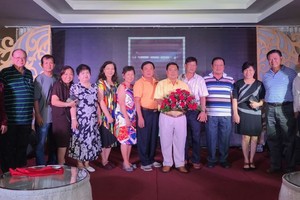 梁美美(左一)向熱心人士贈花表示謝意。