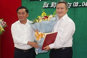 黨中央書記、中央檢委會主任陳錦秀（左）向陳進興同志頒發人事委任《決定》並贈送鮮花祝賀。（圖源：中央檢委會）