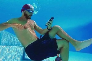 澳大利亞競爭及消費者委員會(ACCC)表示，因三星智能手機Galaxy系列投放的防水廣告涉嫌誤導消費者，ACCC將起訴韓國三星電子公司。（圖源：三星）