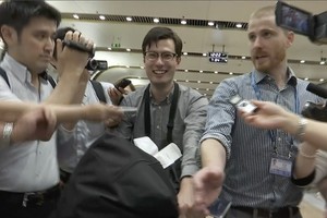 澳洲籍留學生亞歷克‧西格利（中）4日獲釋後，從朝鮮飛抵北京機場。（圖源：AP）