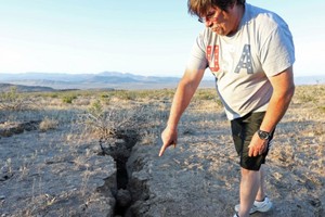 地震給加州居民地產房屋等帶來損害。（圖源：路透社）