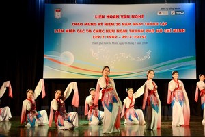 “30年發展里程”文藝聯歡會表演節目一瞥。（圖源：市黨部新聞網）