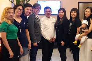 越華文藝工作者與莫旭秋（左四）聚餐時留影。