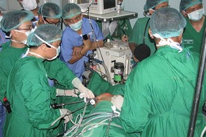 迄今，陳玉良副教授、博士與同事已進行5381例甲狀腺內窺鏡手術。（圖源：梁草）