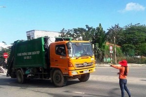 垃圾車被民眾攔截，不准許進入垃圾場。（圖源：HH）