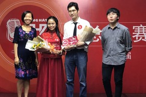 林珮玲校長（左一）向冠軍及亞軍得獎者頒獎。