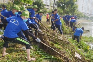 志願者參加疏浚河涌。