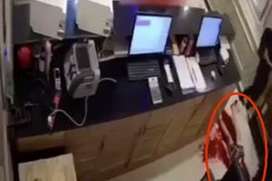 案發現場，受害人被砍傷當場倒地血流如注（紅圈示），隨後獲送醫院搶救無效身亡。（圖源：監控視頻截圖）