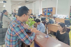 民眾在市社保機關辦理社保手續。